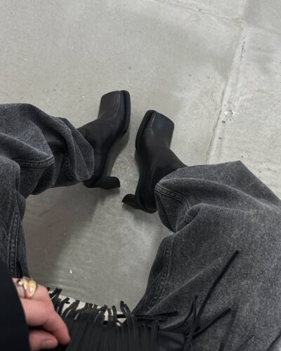 Ankle boots with a wide toe