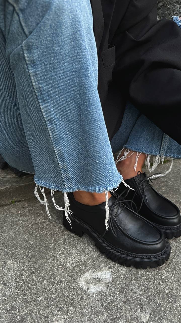 Derby shoes with a cushioned insole - Image 4