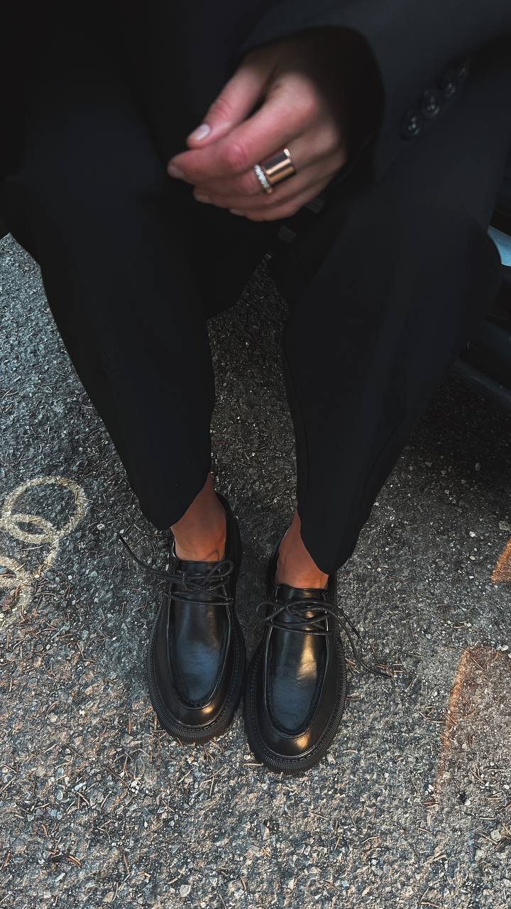 Derby shoes with a cushioned insole - Image 6