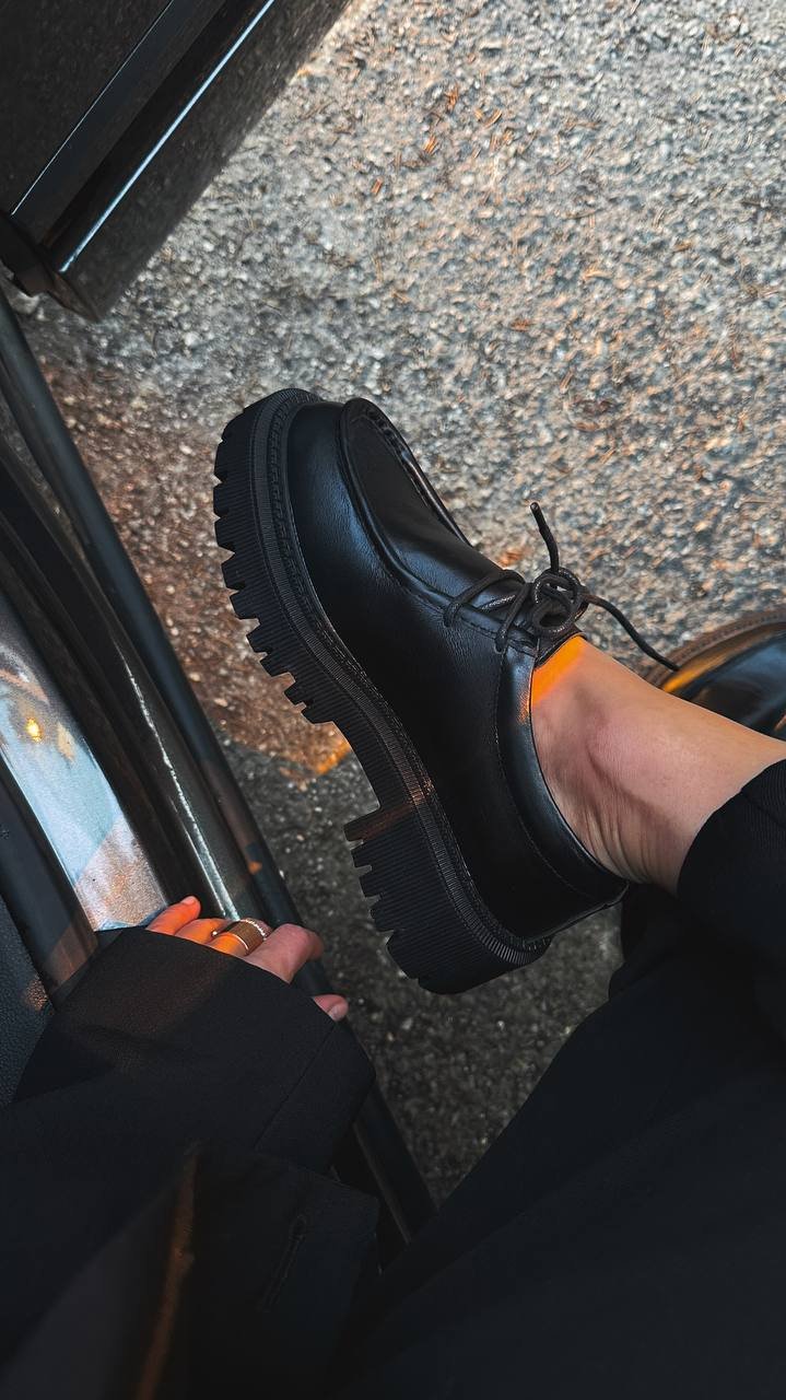Derby shoes with a cushioned insole - Image 7