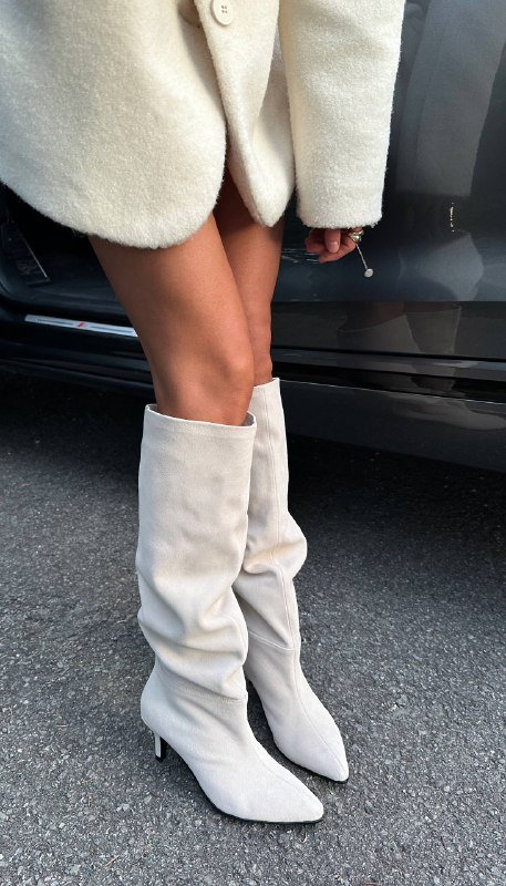 Boots with a soft suede texture - Image 6