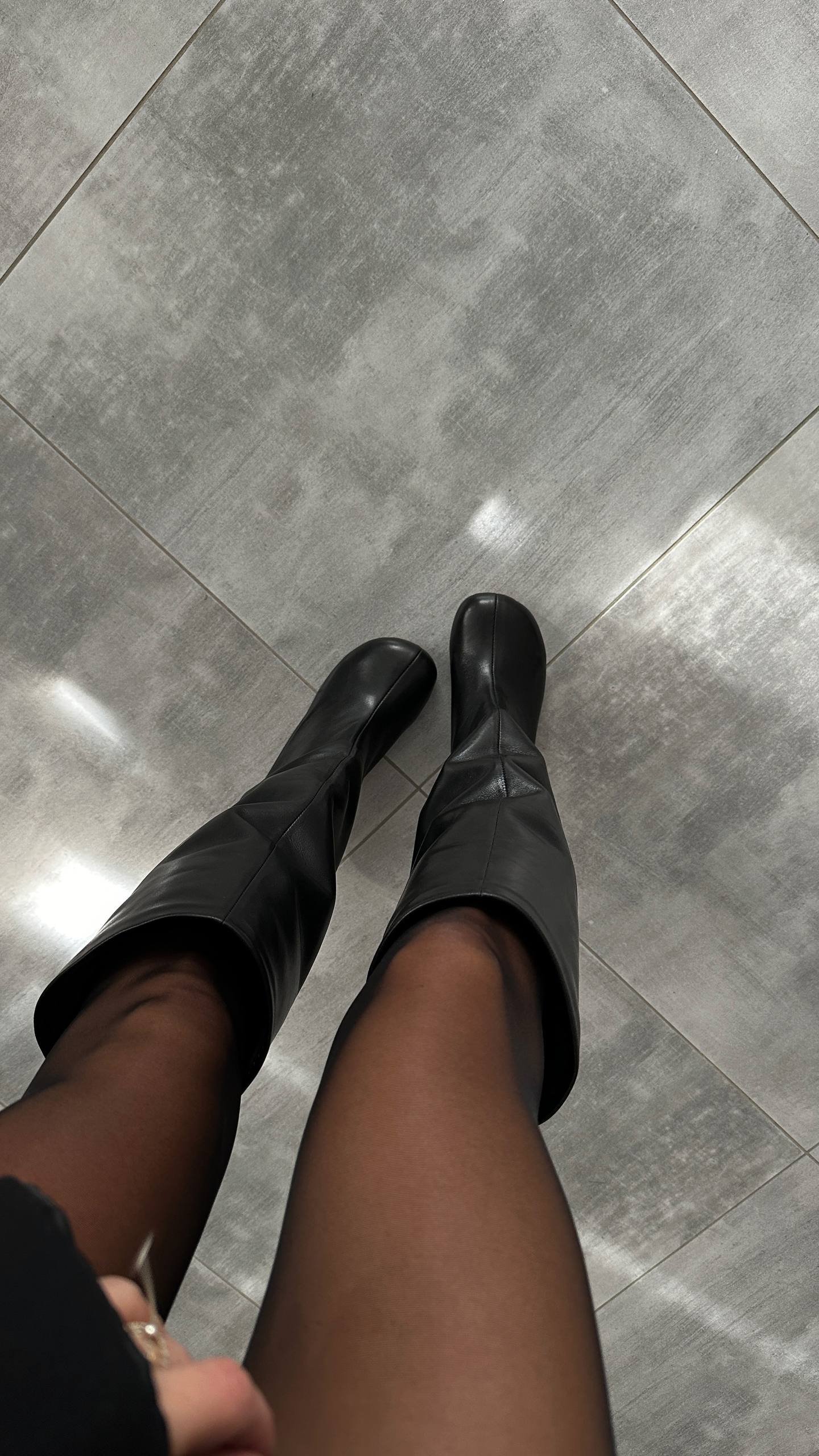 Boots with a trendy wide toe - Image 5