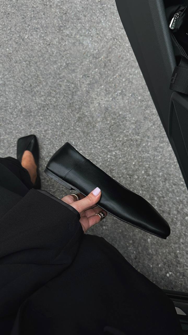 Simple ballet flats with a square toe