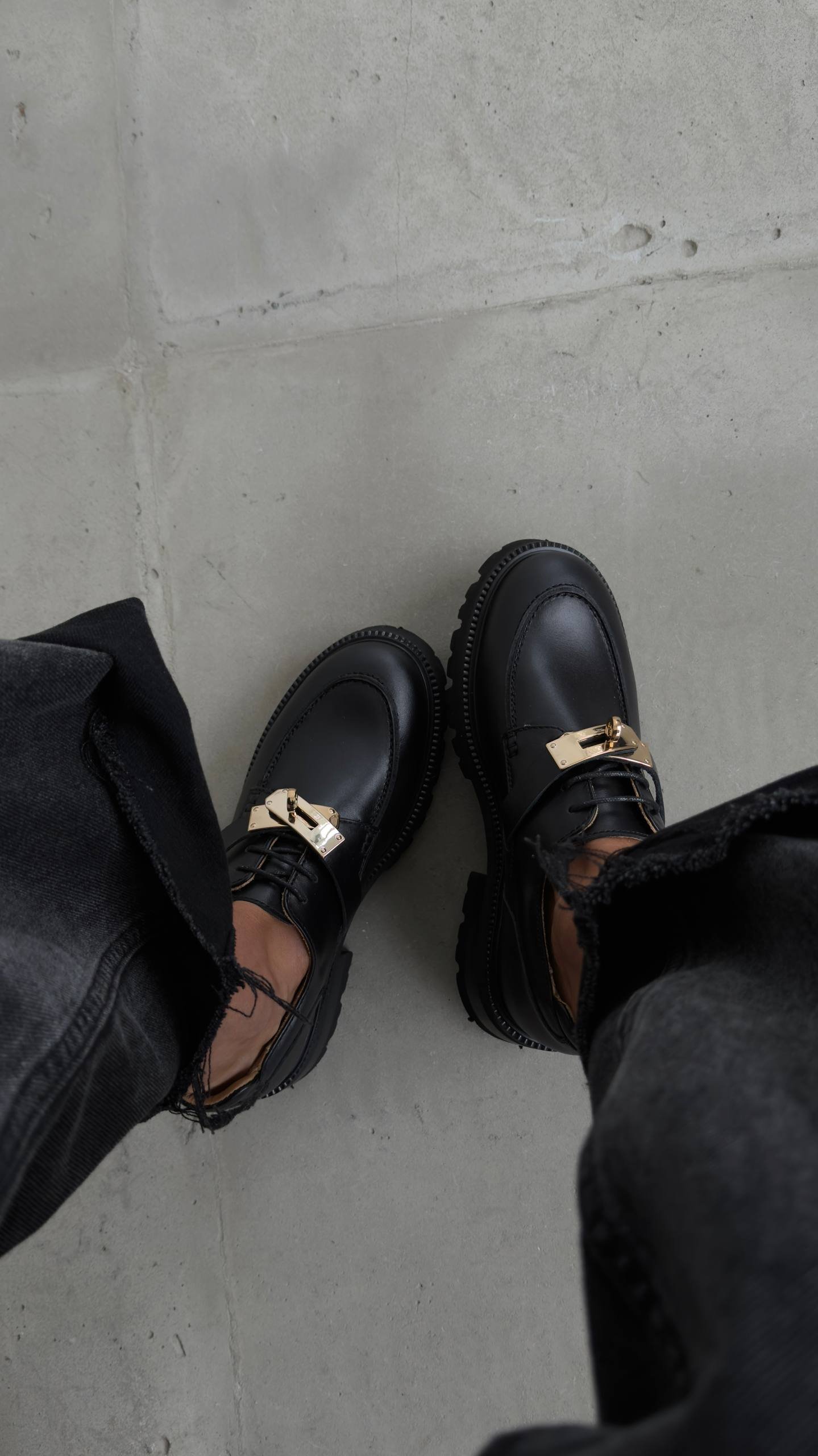 Derby with accent hardware