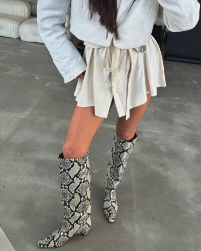 An elegant snake print