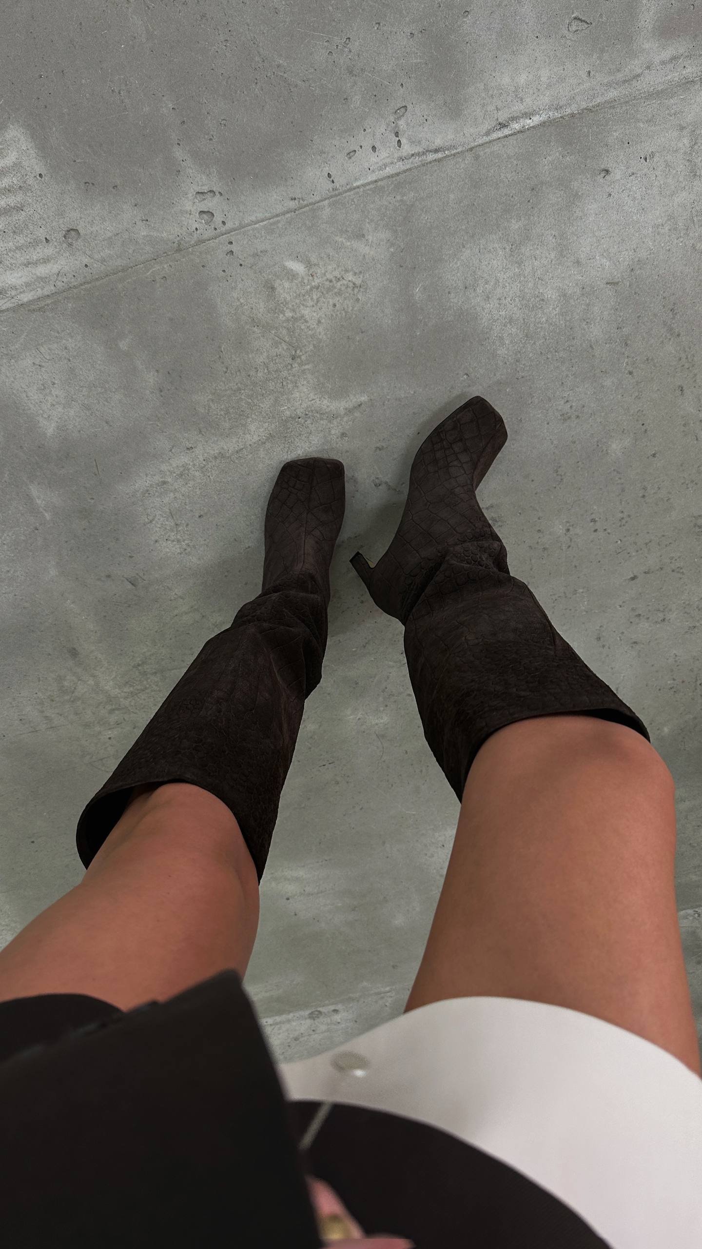 Textured chocolate boots - Image 5
