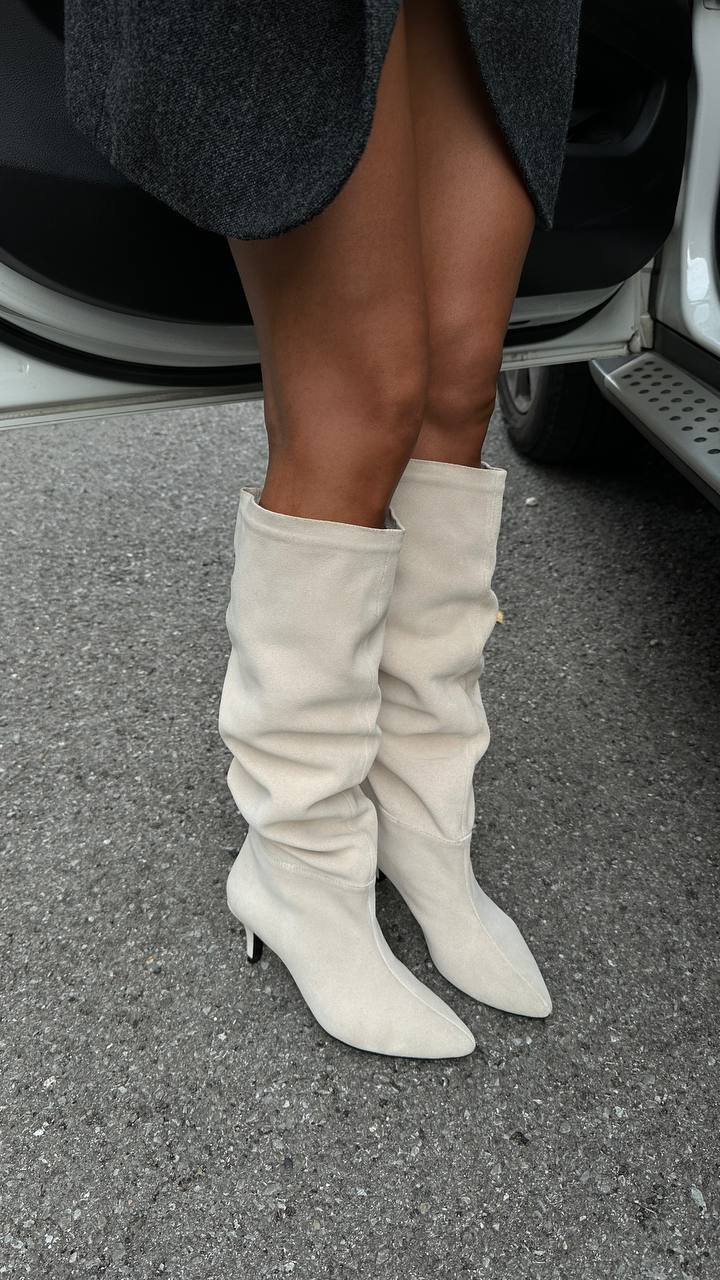 Boots with a soft suede texture - Image 5