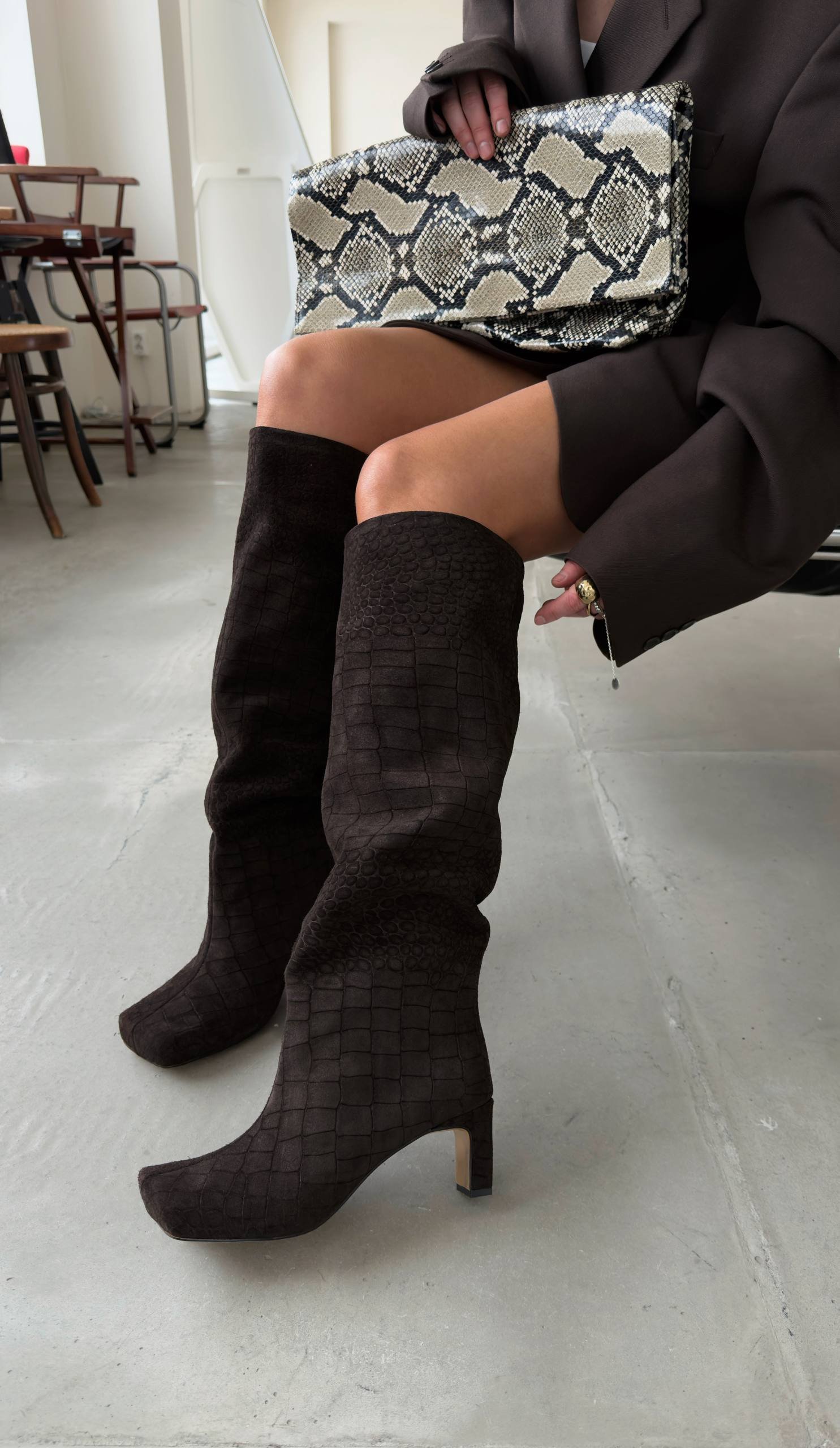 Textured chocolate boots - Image 9